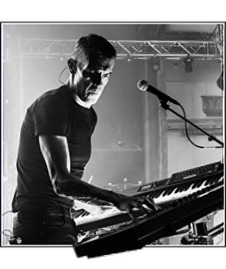 Tony Clare, Keyboards und Gesang