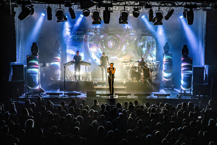 Remode live in der Batschkapp Frankfurt: der Sänger allein im Spotlight auf der großen Bühne, die Band im Gegenlicht, das Publikum still davor