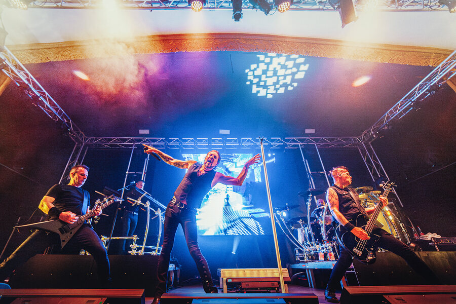 Remode bei einem Open-Air-Konzert in Halle: die gesamte Band auf der Bühne in der Dämmerung
