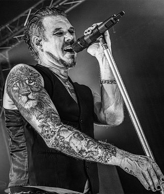 Dan Yell, Sänger von Remode, live am Mikrofon