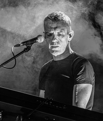 Tony Clare, Keyboarder von Remode, live an den Tasten